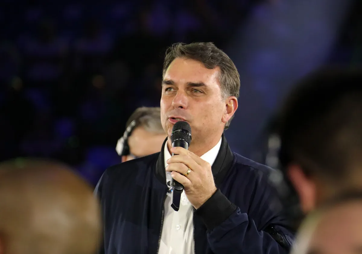 Campanha de Flávio Bolsonaro aposta em espaço para reduzir rejeição na reta final